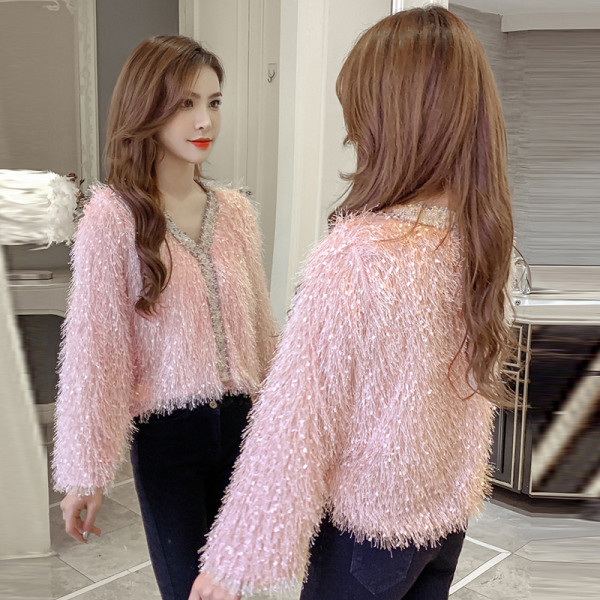 Šiuolaikinė moteriška palaidinė su špico iškirpte ir kutais