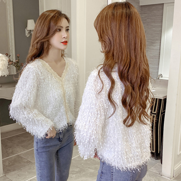 Šiuolaikinė moteriška palaidinė su špico iškirpte ir kutais