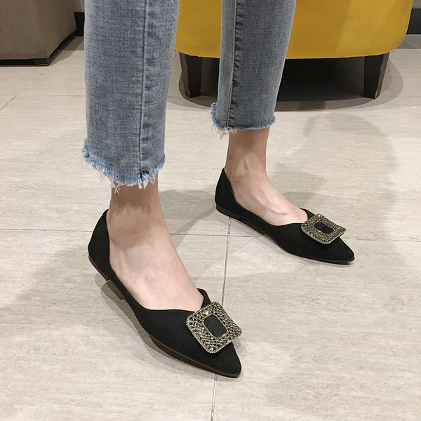 Mūsdienīgi sieviešu apavi ar plakanu zoli un metāla elementu