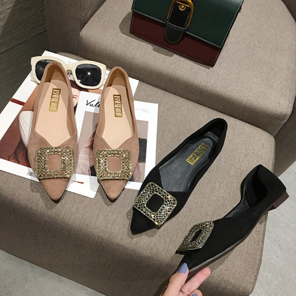 Mūsdienīgi sieviešu apavi ar plakanu zoli un metāla elementu