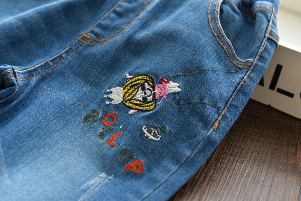 Új modell hosszú gyerekfarmer hímzéssel és szakadt motívumokkal lányoknak