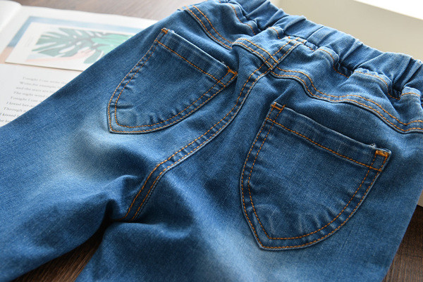 Új modell hosszú gyerekfarmer hímzéssel és szakadt motívumokkal lányoknak