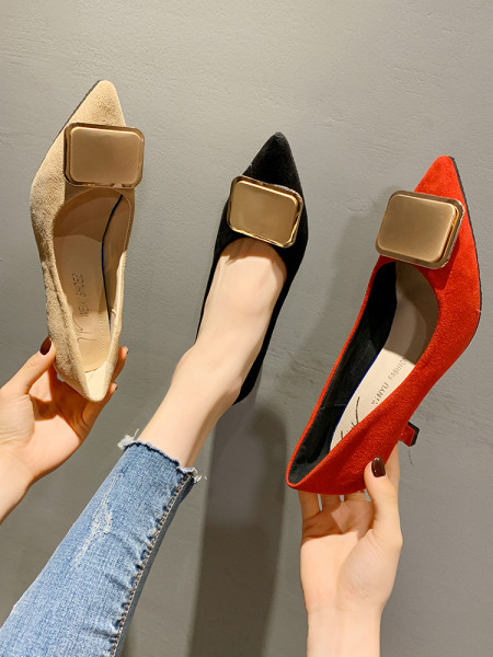 Stilingi moteriški batai smailaus modelio ir metalinio elemento