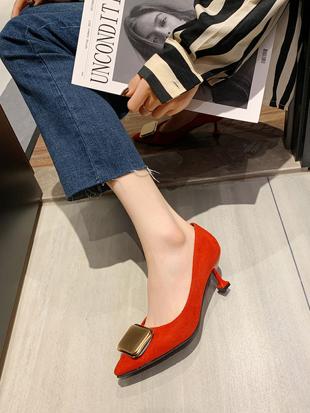 Stilingi moteriški batai smailaus modelio ir metalinio elemento