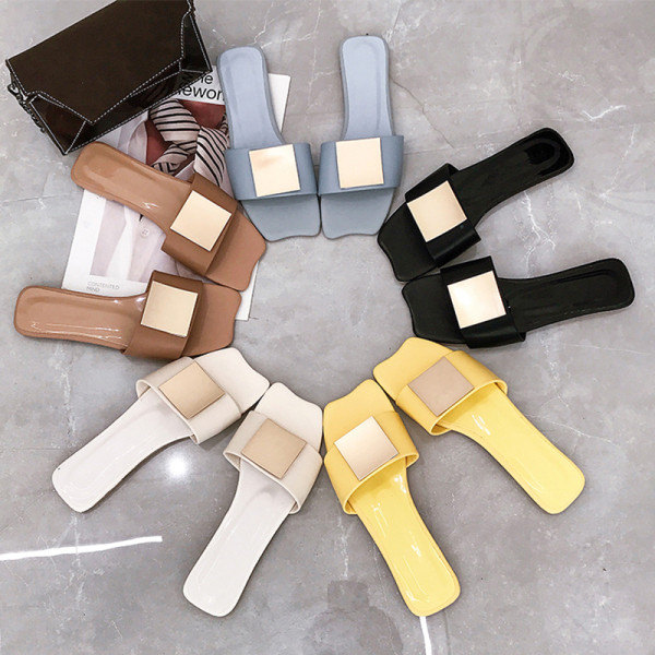 Šiuolaikinės moteriškos šlepetės plokščiu padu ir sagtimi