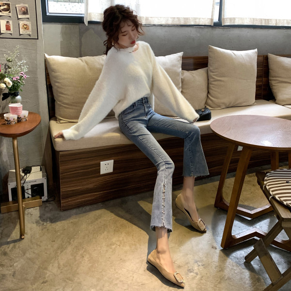 Modern női farmer 9/10-es hosszúsággal és hasítékkal