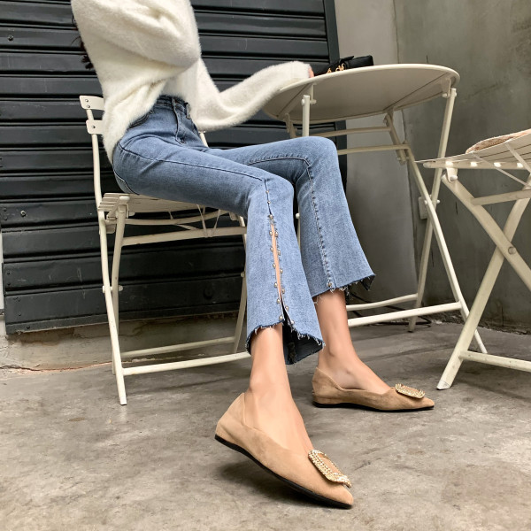 Modern női farmer 9/10-es hosszúsággal és hasítékkal