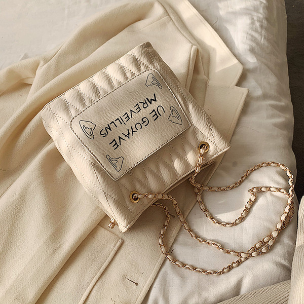 Mākslīgās ādas sieviešu soma ar metāla rokturi un uzrakstu