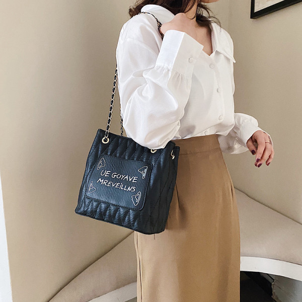 Mākslīgās ādas sieviešu soma ar metāla rokturi un uzrakstu