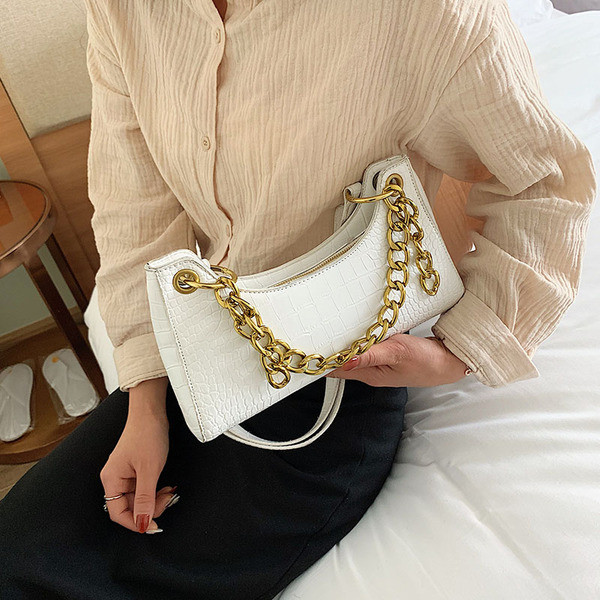 Dabartinė moteriška rankinė iš eko odos su metaline grandinėle