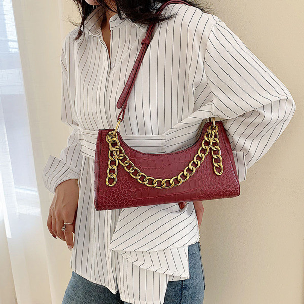 Dabartinė moteriška rankinė iš eko odos su metaline grandinėle