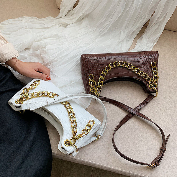 Dabartinė moteriška rankinė iš eko odos su metaline grandinėle