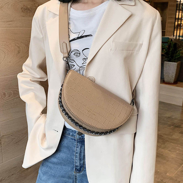 Sieviešu ādas soma ar platu siksnu un reljefu pārvalku