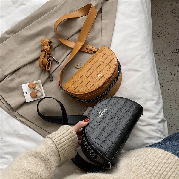 Sieviešu ādas soma ar platu siksnu un reljefu pārvalku