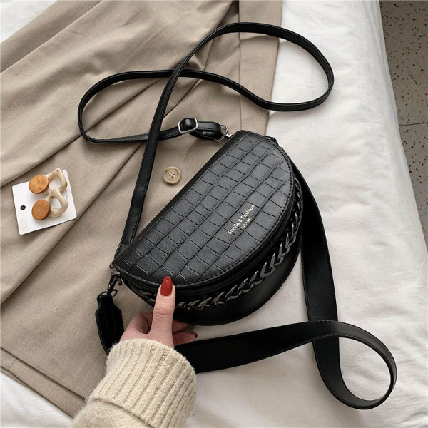 Sieviešu ādas soma ar platu siksnu un reljefu pārvalku