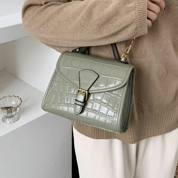 Moderna sieviešu soma no mākslīgās ādas ar reljefu pārvalku, īsu un garu rokturi