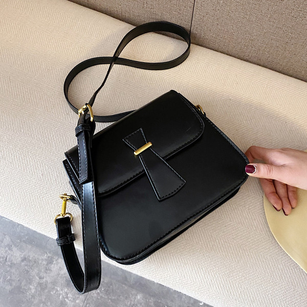 Paprasto modelio moteriška rankinė iš eko odos su reguliuojama rankena