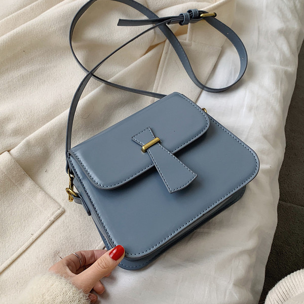 Paprasto modelio moteriška rankinė iš eko odos su reguliuojama rankena