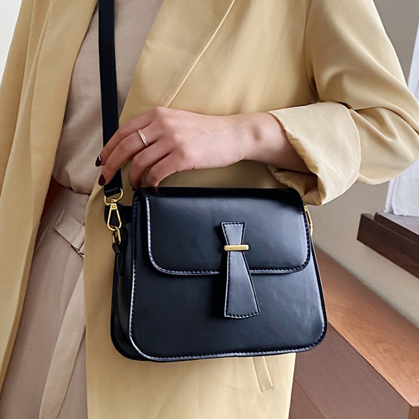 Paprasto modelio moteriška rankinė iš eko odos su reguliuojama rankena