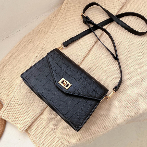 Stiilne naiste kott reljeefse katte, metallist luku ja pika sangaga