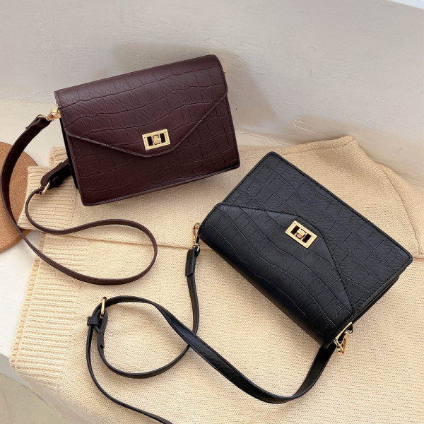 Stiilne naiste kott reljeefse katte, metallist luku ja pika sangaga