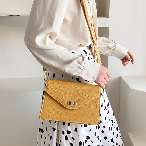 Stiilne naiste kott reljeefse katte, metallist luku ja pika sangaga