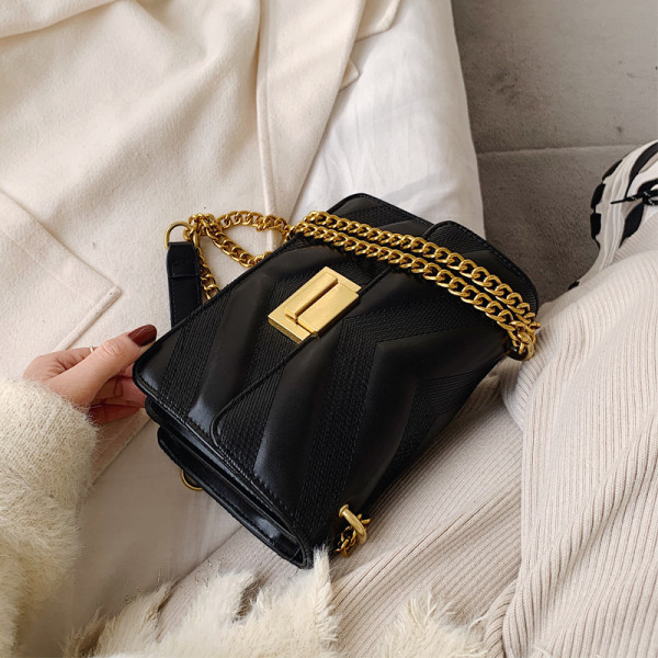 Eko bőrből készült női táska fém csattal és hosszú lánc fogantyúval