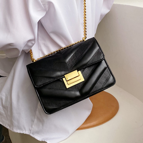 Eko bőrből készült női táska fém csattal és hosszú lánc fogantyúval