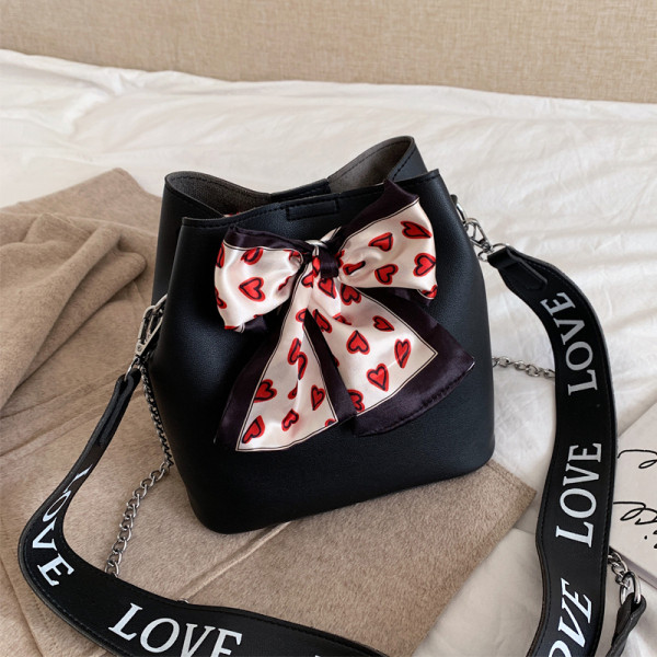 Pavasara sieviešu soma no eko ādas ar krāsainu lentīti un uzrakstiem