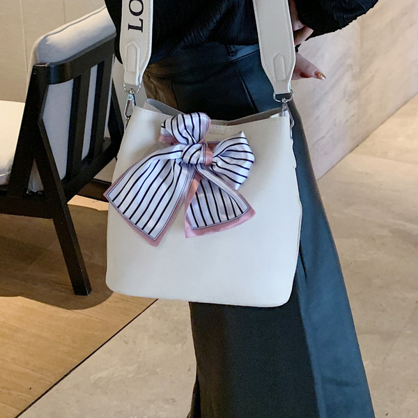 Pavasara sieviešu soma no eko ādas ar krāsainu lentīti un uzrakstiem