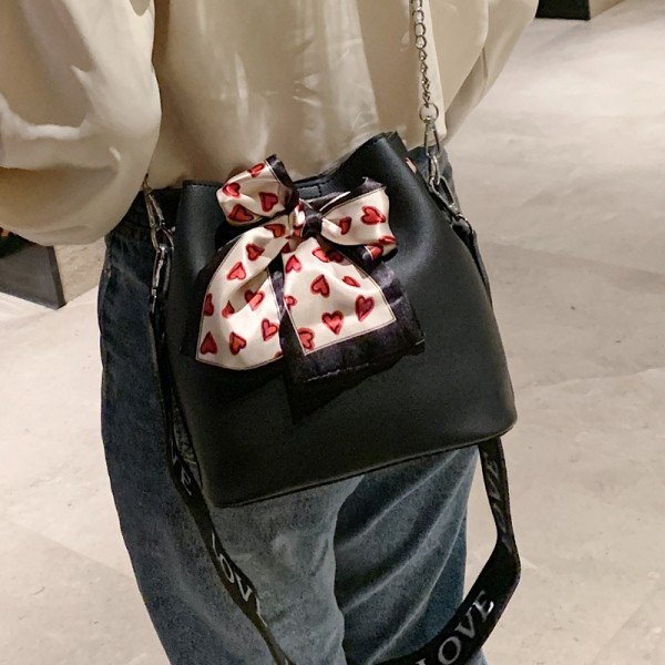 Pavasara sieviešu soma no eko ādas ar krāsainu lentīti un uzrakstiem