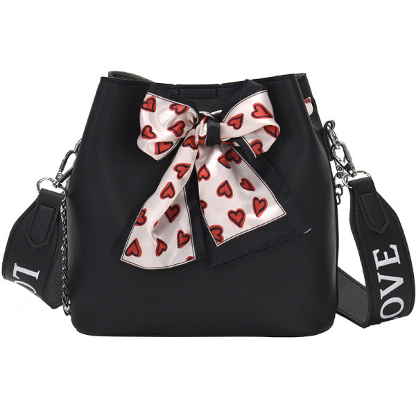 Pavasara sieviešu soma no eko ādas ar krāsainu lentīti un uzrakstiem