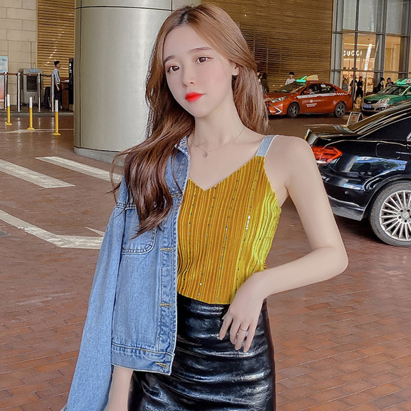 Mūsdienīgs sieviešu tops ar fliteriem un špica kakla izgriezumu