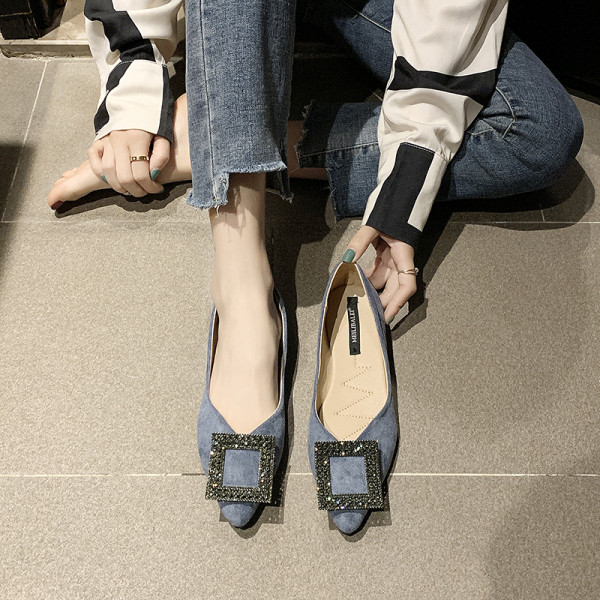 Stilīgi sieviešu apavi no eko zamšādas ar kvadrātveida elementu