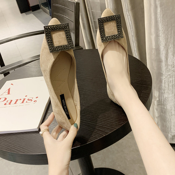 Stilīgi sieviešu apavi no eko zamšādas ar kvadrātveida elementu