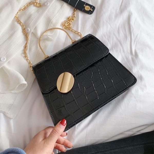 Modern női táska dombornyomott huzattal és fém fogantyúkkal