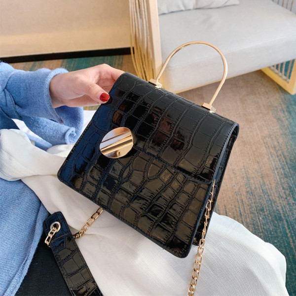 Modern női táska dombornyomott huzattal és fém fogantyúkkal