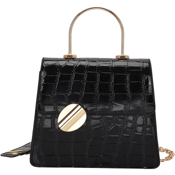 Modern női táska dombornyomott huzattal és fém fogantyúkkal