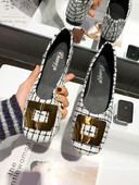 Rūtaini sieviešu apavi ar metāla elementu un plakanu zoli