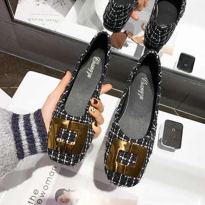 Rūtaini sieviešu apavi ar metāla elementu un plakanu zoli