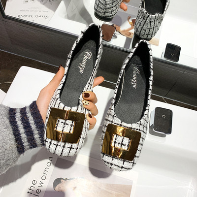 Rūtaini sieviešu apavi ar metāla elementu un plakanu zoli