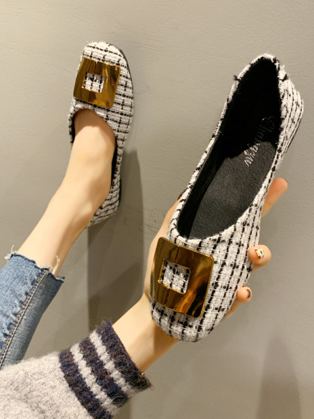 Rūtaini sieviešu apavi ar metāla elementu un plakanu zoli