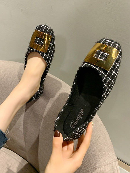 Rūtaini sieviešu apavi ar metāla elementu un plakanu zoli