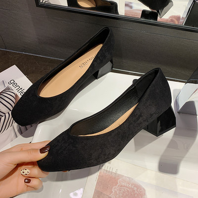 Vienkāršs sieviešu apavu modelis no eko zamšādas ar 5 cm biezu papēdi