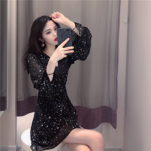 Moderna sieviešu īsā kleita ar garām piedurknēm un špica kakla izgriezumu