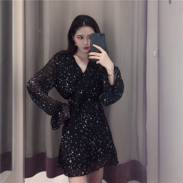 Moderna sieviešu īsā kleita ar garām piedurknēm un špica kakla izgriezumu