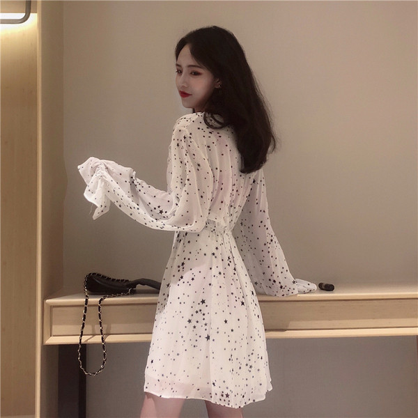 Moderna sieviešu īsā kleita ar garām piedurknēm un špica kakla izgriezumu