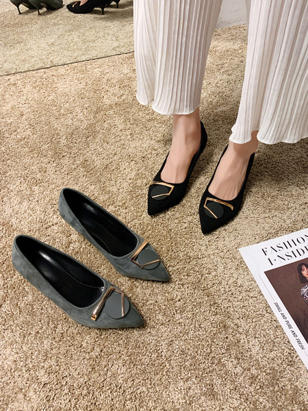 Modernas sieviešu kurpes ar plāniem papēžiem un metāla apdari - smails modelis