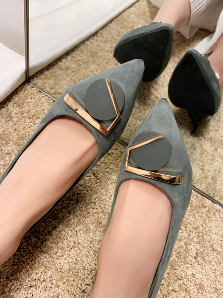 Modernas sieviešu kurpes ar plāniem papēžiem un metāla apdari - smails modelis