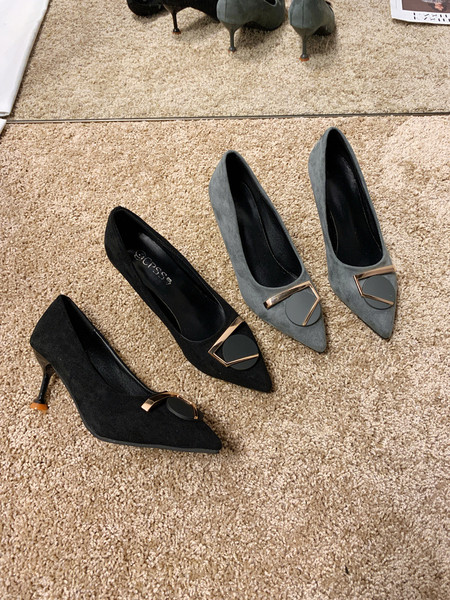 Modernas sieviešu kurpes ar plāniem papēžiem un metāla apdari - smails modelis